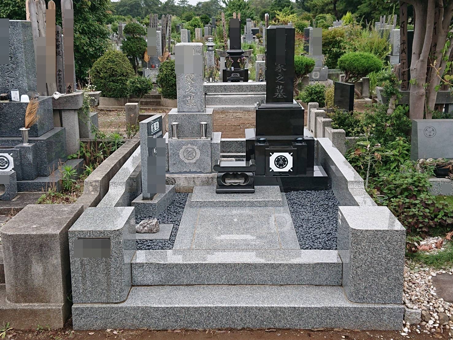 二つ管理していたお墓を一つにしました。カロート一つに石碑は二つです。